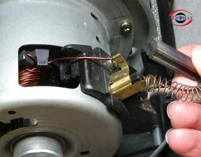 kiêm tra chổi than theo định kỳ để đảm bảo sự ổn định khi hoạt động