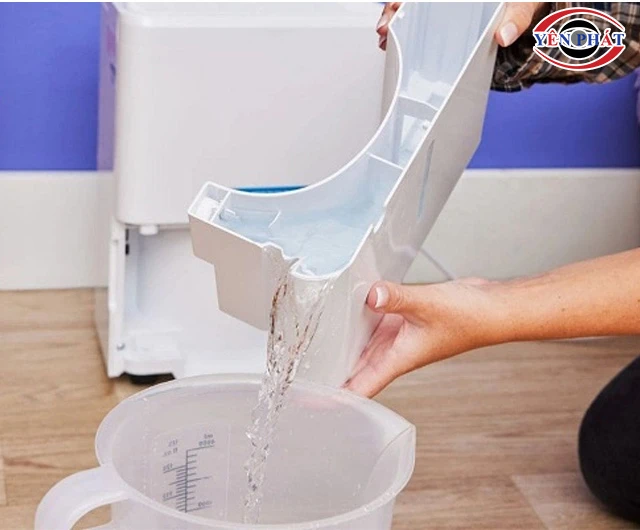 Xả nước máy hút ẩm Sharp 