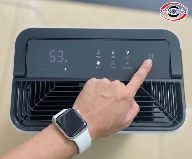 Bật nguồn máy hút ẩm Medion
