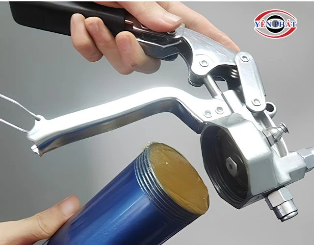 Nạp mỡ vào súng chuẩn