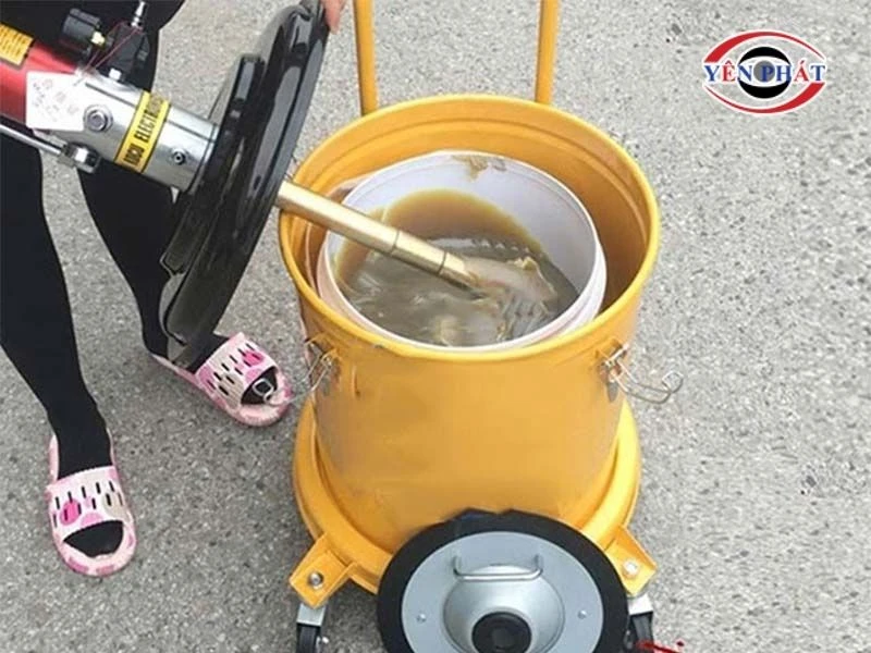 Nạp mỡ vào bình chứa