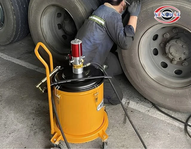 Hướng dẫn sử dụng máy bơm mỡ đúng chuẩn