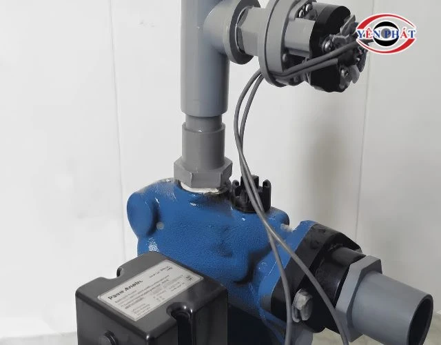 Nối ống chữ T vào máy bơm