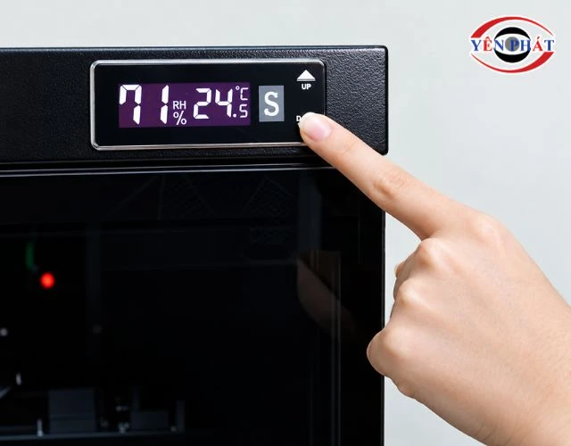 Kiểm tra màn hình, gioăng tủ hút ẩm