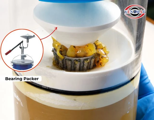 Dùng dụng cụ bơm mỡ vòng bi chuyên dụng Bearing Packer