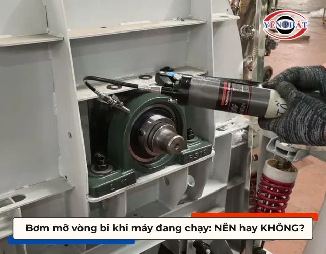 Có thể bơm mỡ khi máy đang chạy không?