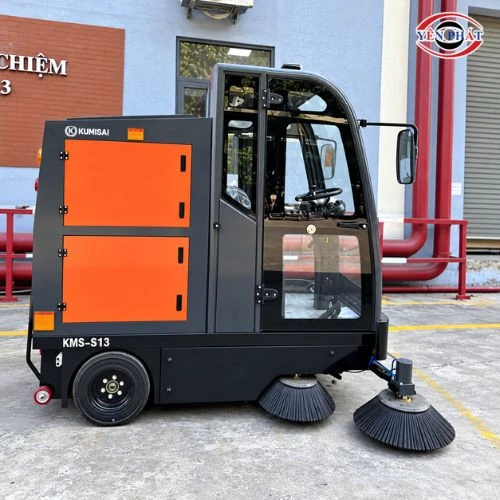 Xe quét rác công nghiệp ngồi lái Kumisai KMS-S13 - Pin Lithium 4