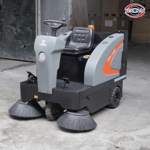 Xe quét rác ngồi lái nhà xưởng Kumisai KMS-1350E - Pin Lithium 2