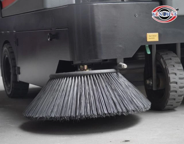 Thiết kế chổi bên trang bị trên xe quét rác Kumisai KMS-1350E bản Pin Lithium