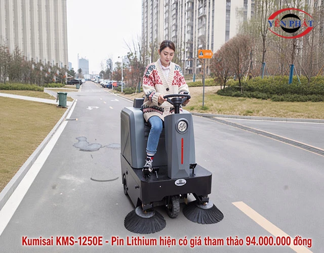 Giá xe quét rác ngồi lái Kumisai KMS-1250E - Pin Lithium