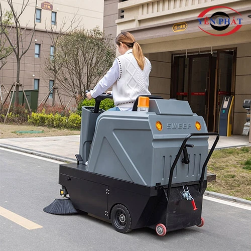 Xe quét rác ngồi lái nhà xưởng Kumisai KMS-1250E - Pin Lithium 3