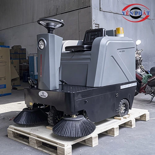 Xe quét rác ngồi lái nhà xưởng Kumisai KMS-1250E - Pin Lithium 4