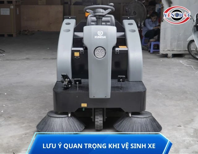 Cần lưu ý gì khi vệ sinh xe quét rác Kumisai KMS-1350E bản Pin Lithium