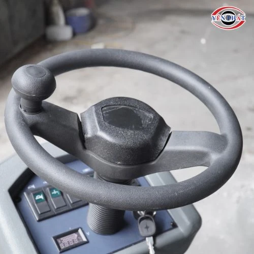 Xe quét rác ngồi lái nhà xưởng Kumisai KMS-1350E - Pin Lithium 4