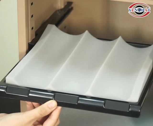 Khay tủ hút ẩm Nikatei bố trí tháo rời tiện lợi