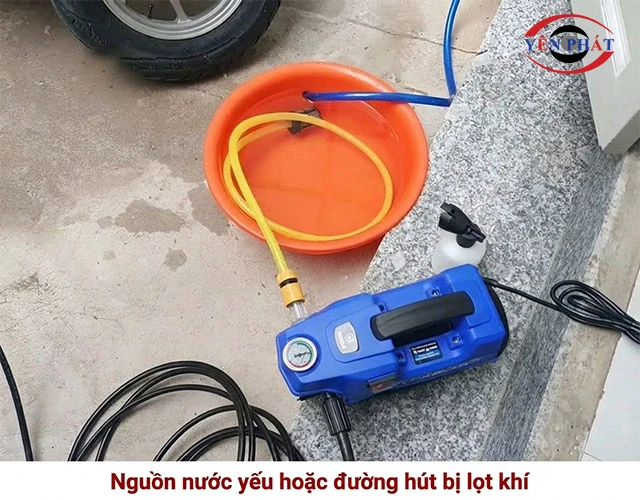 Nguồn nước yếu hoặc đường hút bị lọt khí