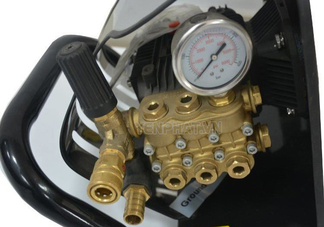 Đồng hồ đo áp lực của máy rửa xe áp lực được lắp đặt phía ngoài giúp người dùng dễ dàng quan sát
