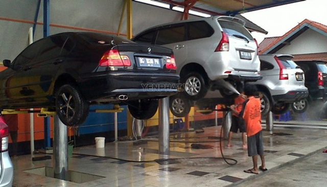 Cầu nâng 1 trụ chữ H rất thích hợp cho công việc rửa xe ô tô