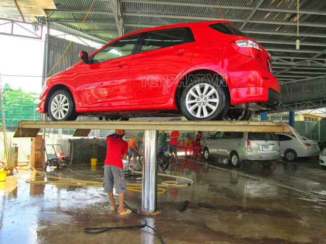 Cầu nâng ô tô 1 trụ được sử dụng phổ biến ở các tiệm rửa xe
