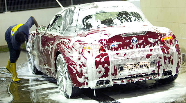 Dung dịch tẩy rửa không thể thiếu trong quy trình rửa xe chuyên nghiệp