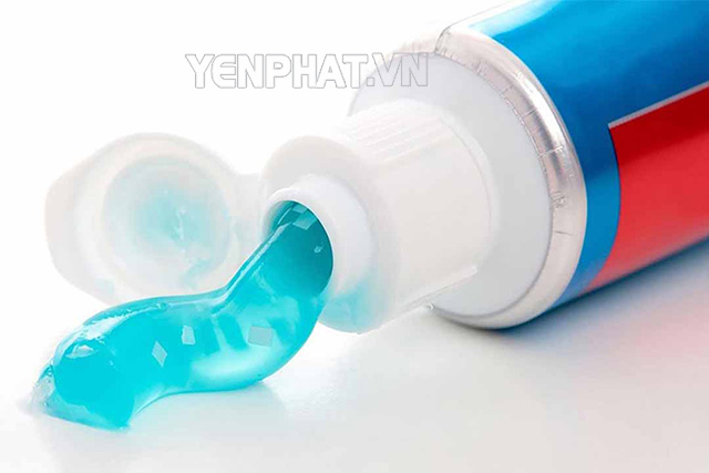 Kem đánh răng cũng rất hiệu quả trong làm sạch kính