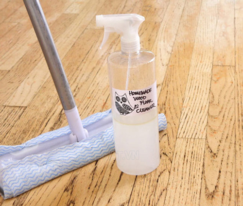 Với sàn gỗ người dùng cần lựa chọn hóa chất tẩy rửa phù hợp tránh làm phai màu gỗ