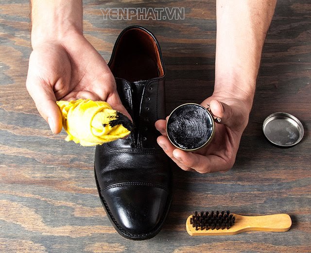 khắc phục xi đánh giày bị khô