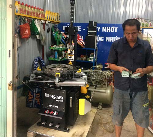 Máy nén khí được dùng nhiều tại các tiệm sửa chữa xe máy