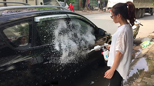 Sử dụng bình phun bọt tuyết tự chế thuận tiện trong việc rửa xe