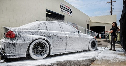 Hình ảnh chiếc xe được rửa bằng phương pháp bọt tuyết