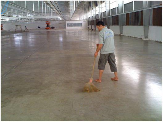 Làm sạch sàn bê tông bằng cách nào