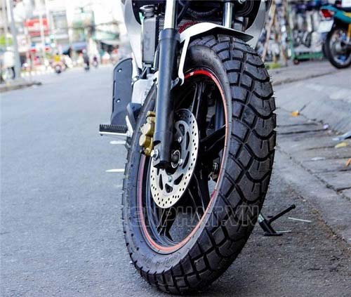 Bơm lốp xe máy bao nhiêu kg là an toàn?