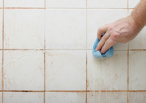 Dùng khăn mềm và dung dịch vệ sinh chuyên dụng chà lau kỹ sàn nhà bị ố
