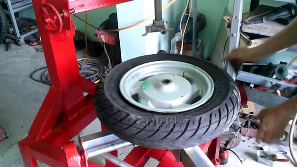 Hướng dẫn cách sử dụng máy ra vào lốp