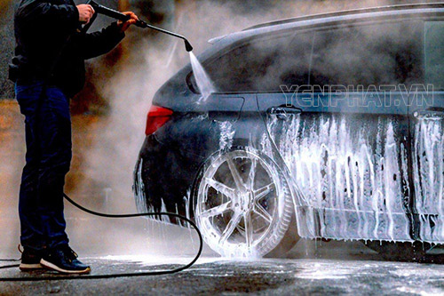 Không nên dùng dầu hỏa để rửa xe