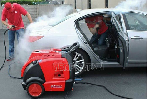 Sử dụng máy rửa xe hơi nước nóng giúp vệ sinh xe nhanh chóng