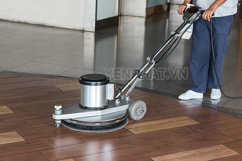 Sử dụng máy chà sàn đa năng để vệ sinh sàn gạch giả gỗ