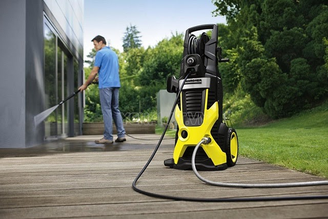Không chỉ để rửa xe, máy bơm rửa xe mini còn dùng để xịt rửa sàn nhà