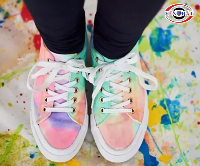 8 Cách tẩy sơn dính trên giày: Cực nhanh, Dễ làm tại nhà