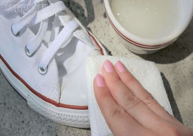 Bạn có biết cách giặt giày trắng đúng cách để không bị ố vàng?