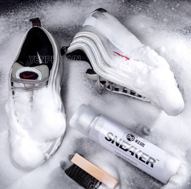 Chai xịt bọt tuyết vệ sinh cho giày sneaker