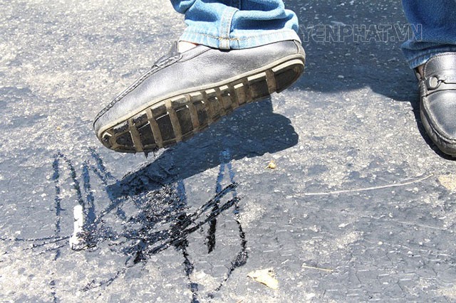 cách làm sạch giày khi bị dính nhựa đường