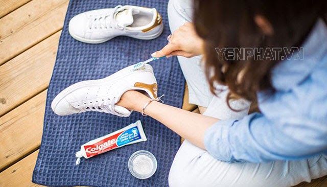 Dùng kem đánh răng vệ sinh giày Converse