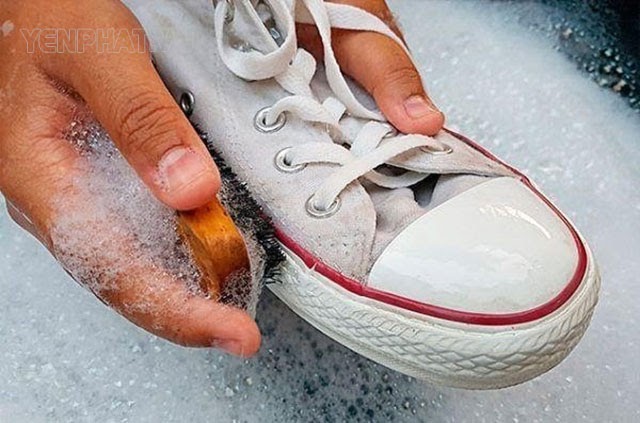 Giặt giày Converse trắng với xà phòng, bột giặt