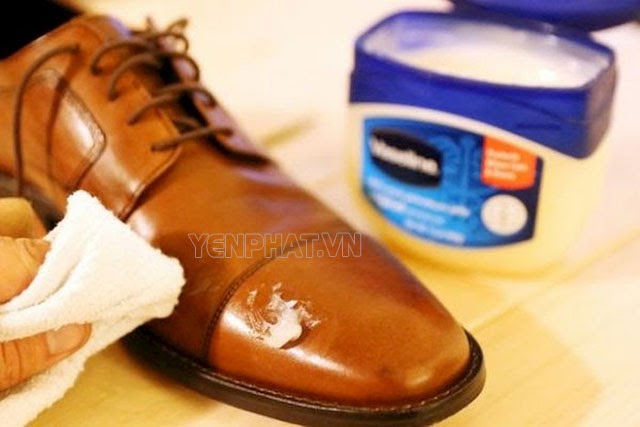 Làm mềm giày da bằng Vaseline