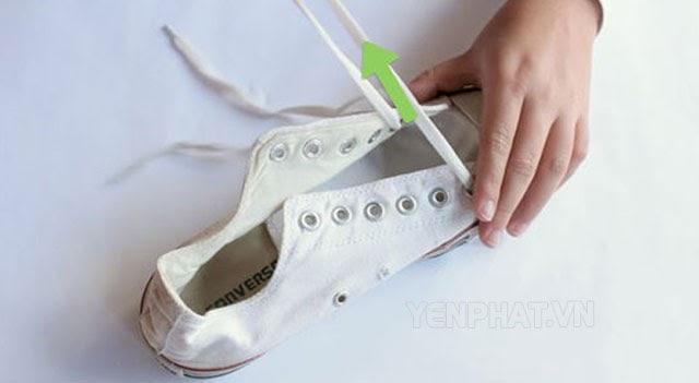 Bước chuẩn bị giặt giày Converse vải trắng