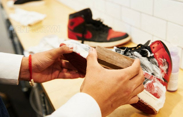 Cách vệ sinh giày Sneaker và chai xịt VS giày Sneaker tốt