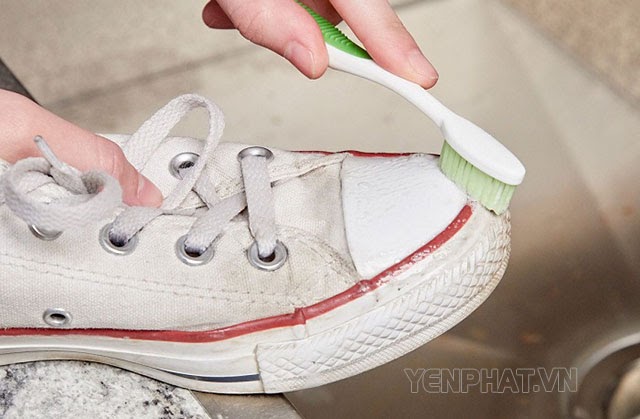 Cách làm sạch giày trắng bằng kem đánh răng tại nhà