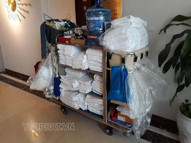 Xe đẩy thu gom đồ bẩn của khách sạn