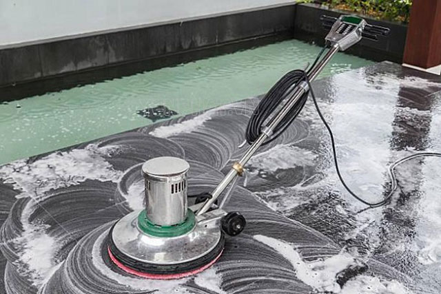 Sử dụng máy đánh bóng sàn để vệ sinh, bảo trì bề mặt sàn nhà